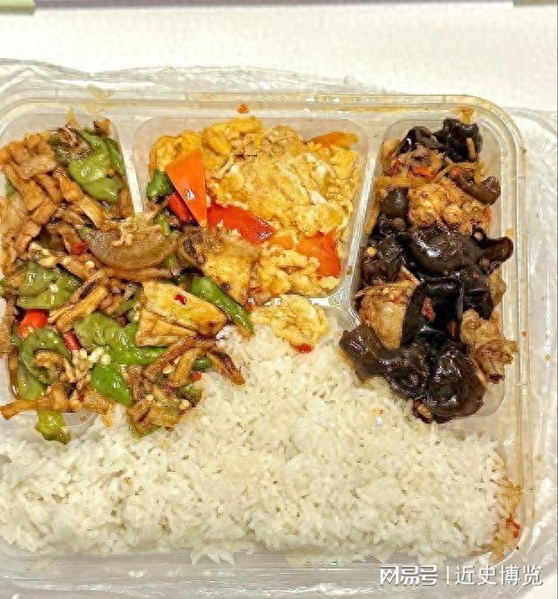 北京下了死命令，2027年底前，所有中小学必须告别“校外配餐”