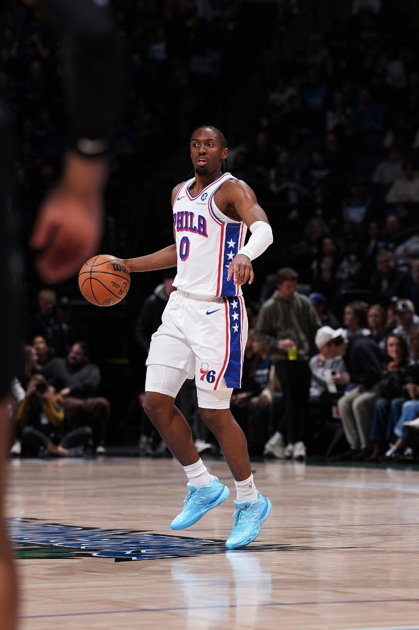 乐鱼app-戈贝尔禁赛！马克西39+8助攻76人大胜森林狼 华子28+9